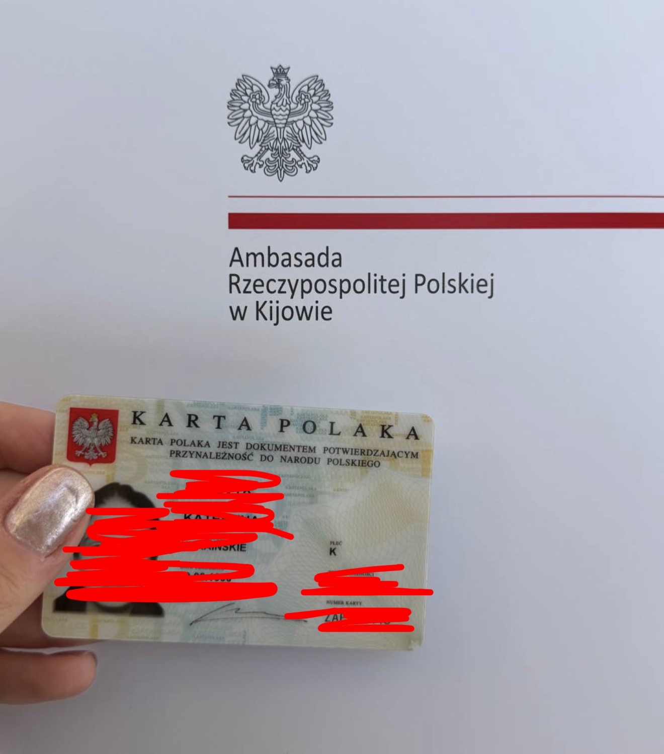 Karta Polaka на руках — Амбасада РП у Києві