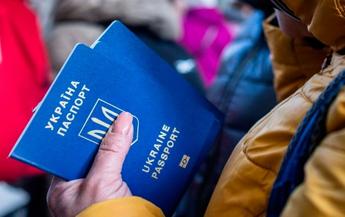 Як українцям оформити документи на постійне проживання за кордоном