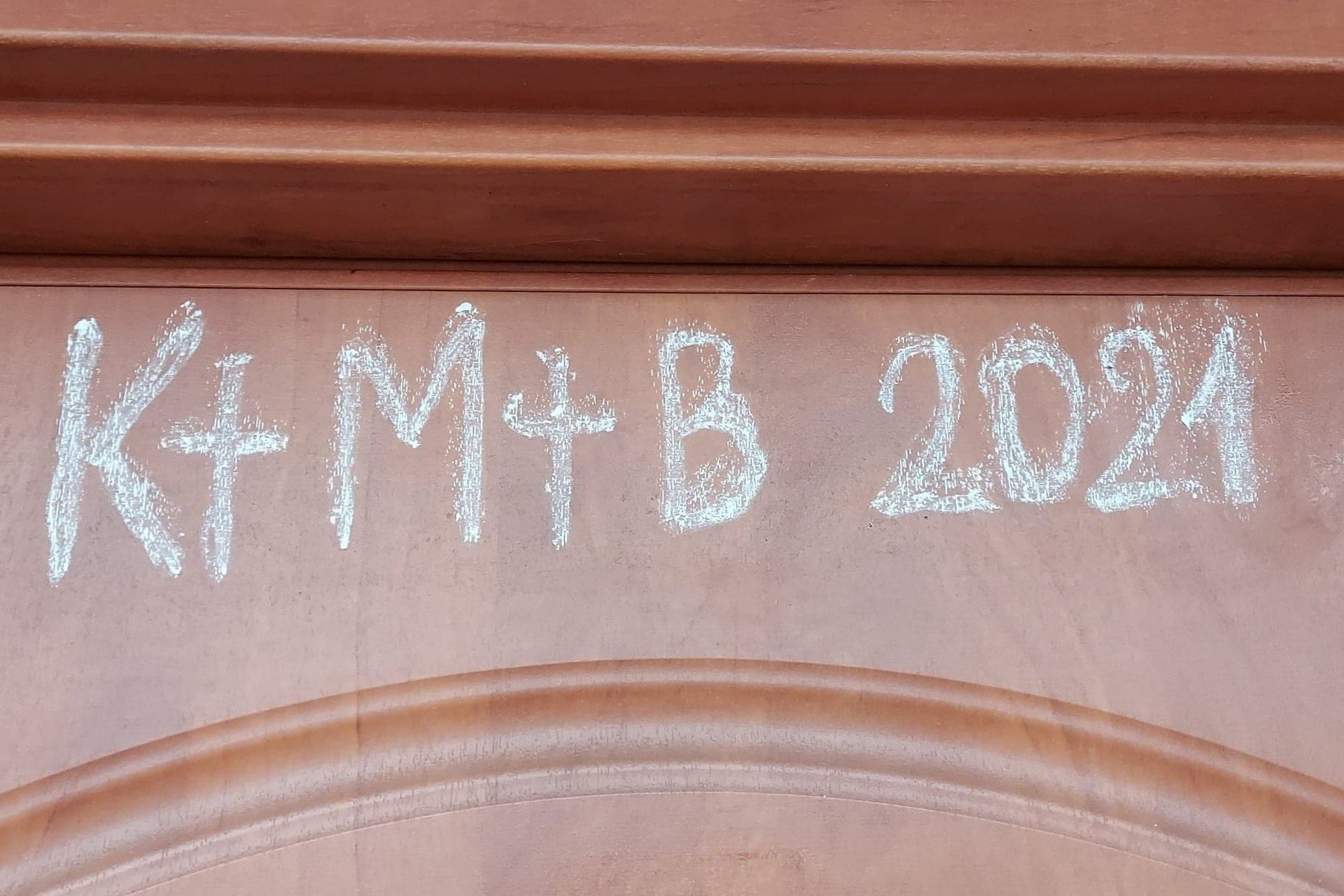 Чому на дверях у Польщі пишуть K+M+B?