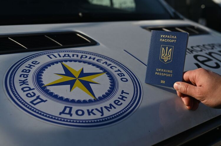 Видача закордонних паспортів без військово-облікових документів: важливі деталі