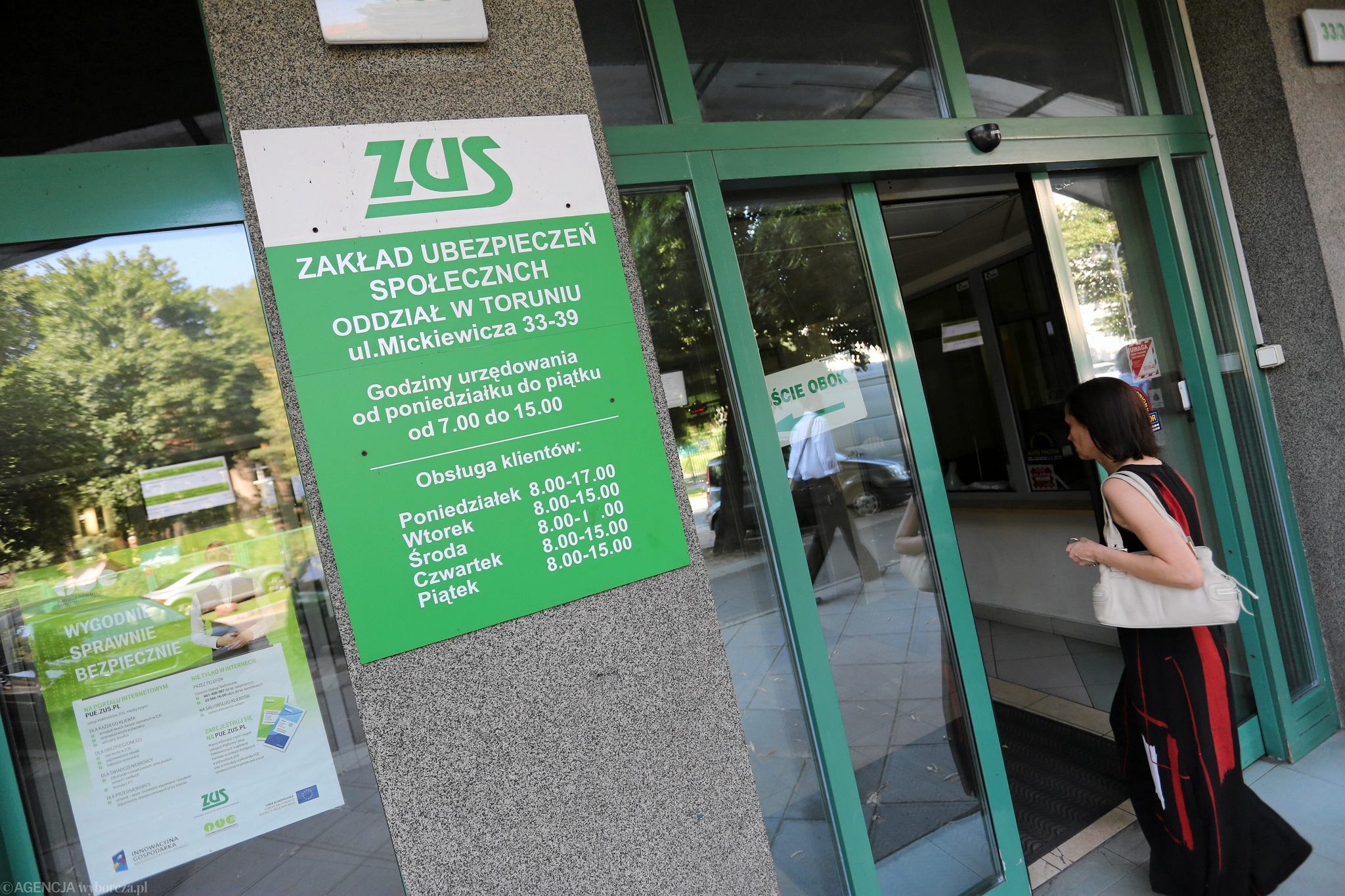 У Польщі ZUS перевірятиме тих, хто отримує виплати. Не впустити інспектора не можна