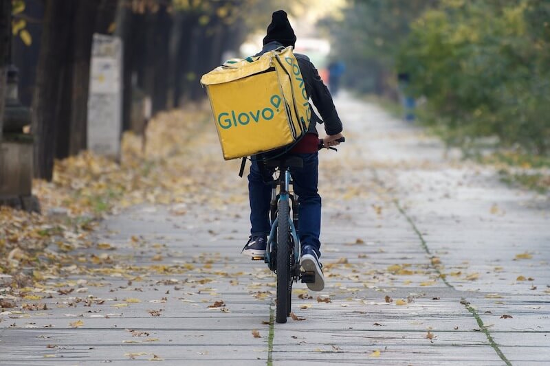 Скільки заробляє кур'єр Glovo у Польщі: порівняння ставки з зарплатою в Україні