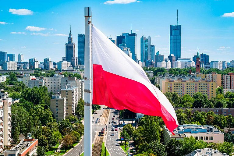 Чи планують IT фахівці їхати з Польщі: як впливають соціальні програми на їх рішення