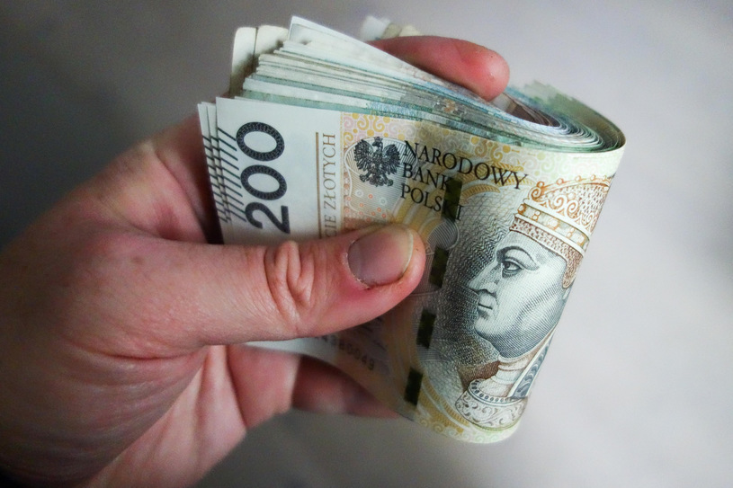 Скільки можна внести коштів на рахунок в Польщі без перевірки податковою службою? Яка сума переказу не оподатковується в Польщі?